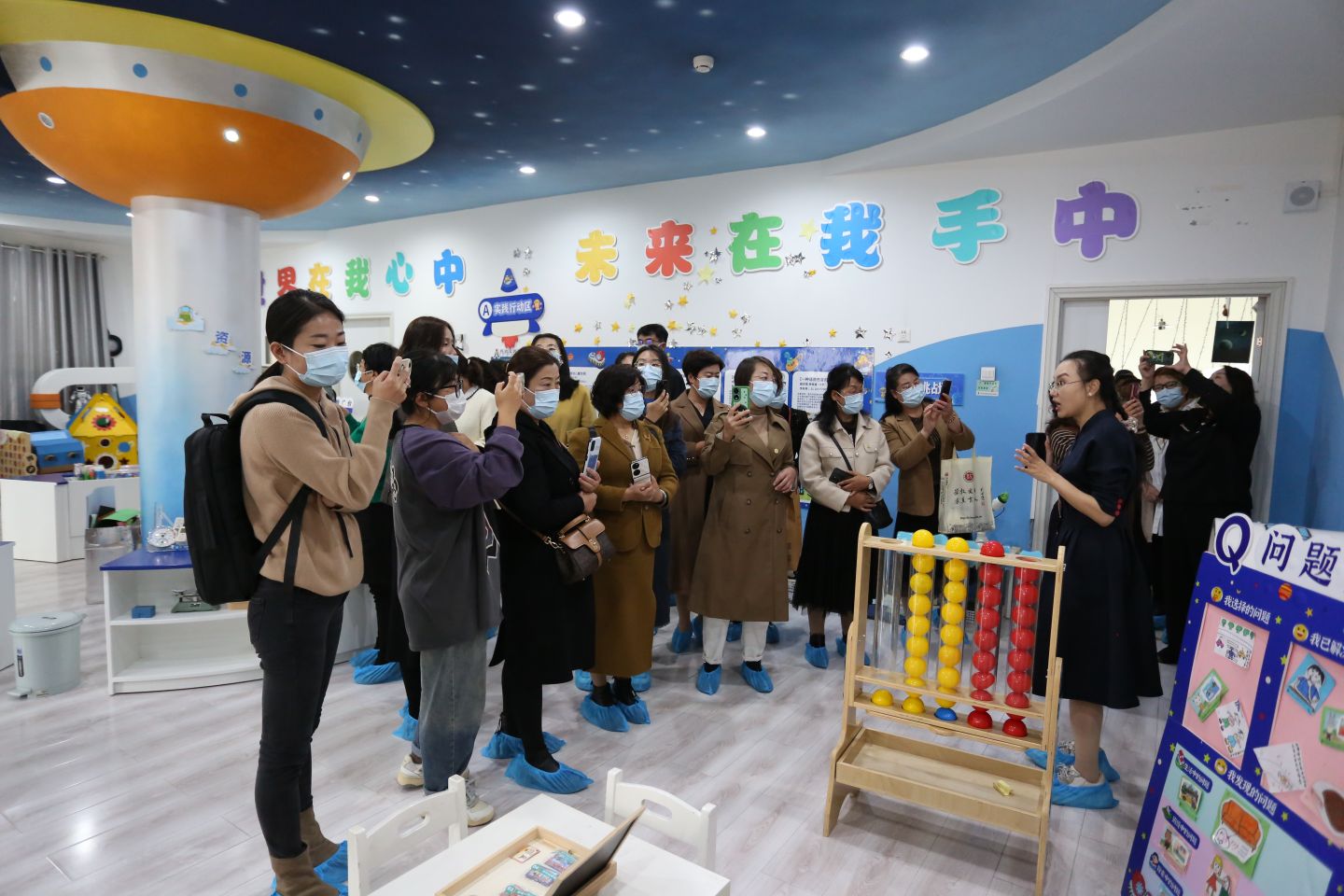 参观AI创新教育幼儿园2.jpg 参观AI创新教育幼儿园2.jpg